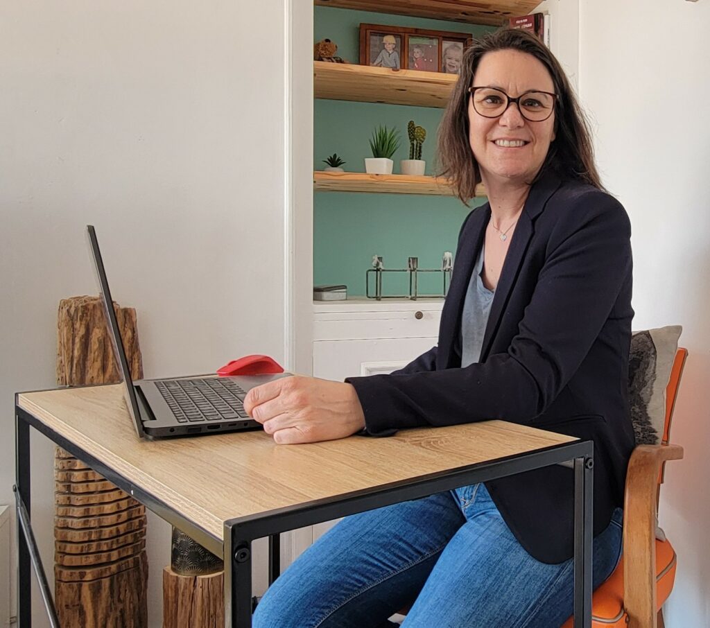 Élodie, secrétaire indépendante SECRET’R à Troche en Corrèze, à son bureau.